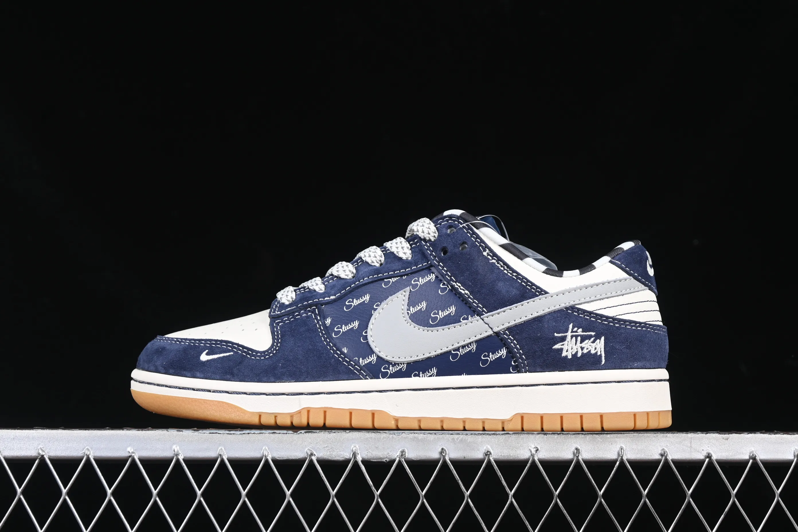 All categories Nk SB Dunk Series Nk SB Dunk Low High-end customized low-top sneakers Nk SB Dunk Low Stusi co-branded Raw rubber blue suede Anniversary high-end customized low-top casual sneakers XS1086-009